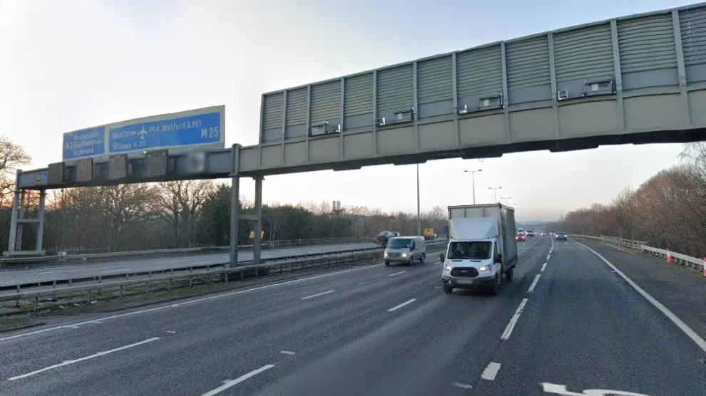 Autopista a su paso por Chertsey, en Surrey, Reino Unido, donde se ha encontrado el camión.