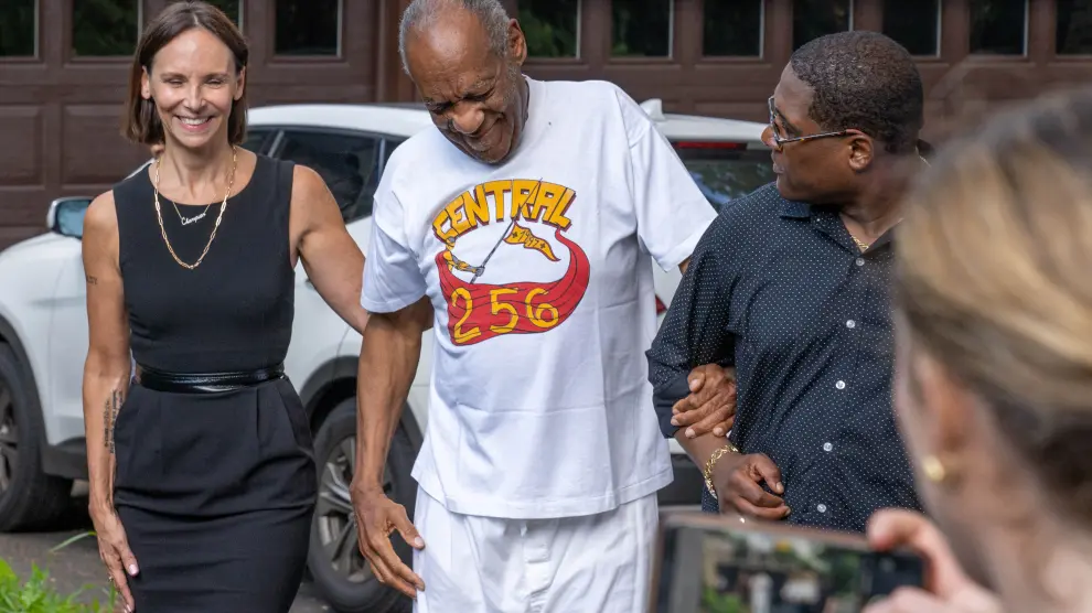 Bill Cosby is greeted outside his house after Pennsylvanias highest court overturned his sexual assault conviction and ordered him released from prison immediately, in Elkins Park, Pennsylvania, U.S. June 30, 2021. REUTERS/Rachel Wisniewski     TPX IMAGES OF THE DAY[[[REUTERS VOCENTO]]] PEOPLE-COSBY/