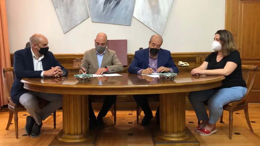 Los presidentes de la DPT y de Cámara Teruel, Manuel Rando y Antonio Santa Isabel, firman el convenio acompañados por María Ariño, diputada de Desarrollo Territorial y Santiago Ligros, Secretario General de Cámara Teruel