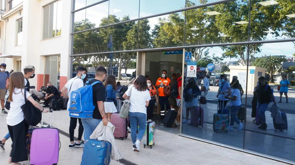 Students leave the hotel in Palma de Mallorca