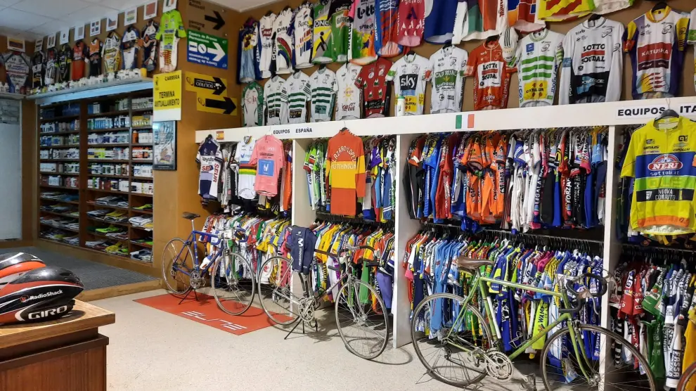 Equipaciones de ciclistas locales, nacionales e internacionales se pueden encontrar en el Museo del Ciclismo de Pirineo