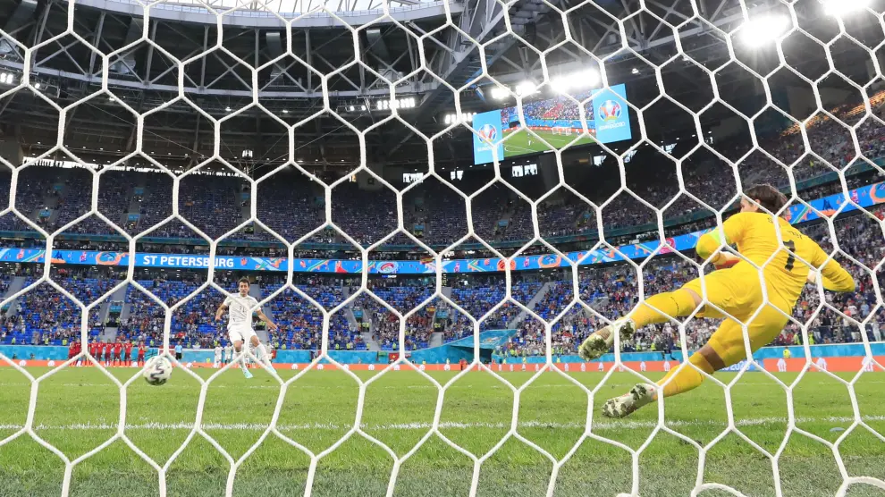 Oyarzabal lanza el penalti que da el pase a España, ante Suiza, a las semifinales de la Eurocopa