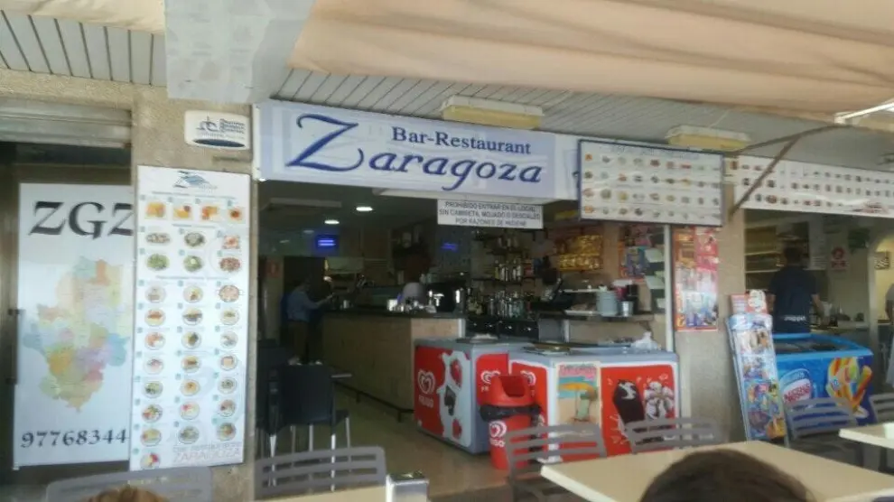 El antiguo restaurante Zaragoza de Comarruga, con un mapa de Aragón a sus puertas.