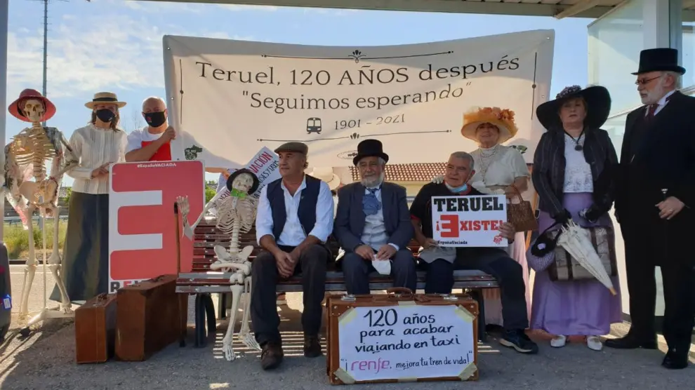 Concentración en Caminreal (Teruel) en contra del preacuerdo alcanzado entre la DGA y el Ministerio de Transporte para sustituir el tren regional a Valencia por un sistema de taxi o autobús a demanda.