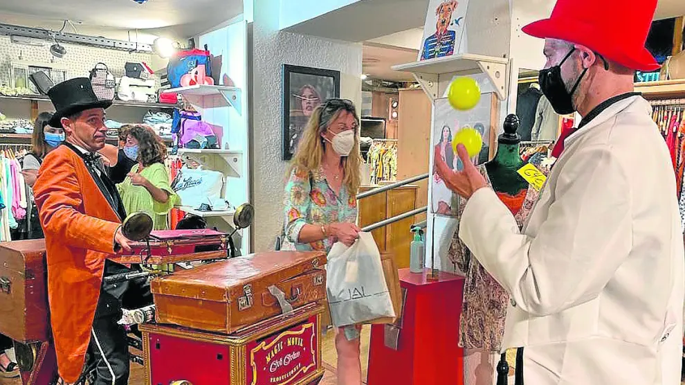 Trucos de magia y malabares animaron a los clientes en la noche de compras en Barbastro.