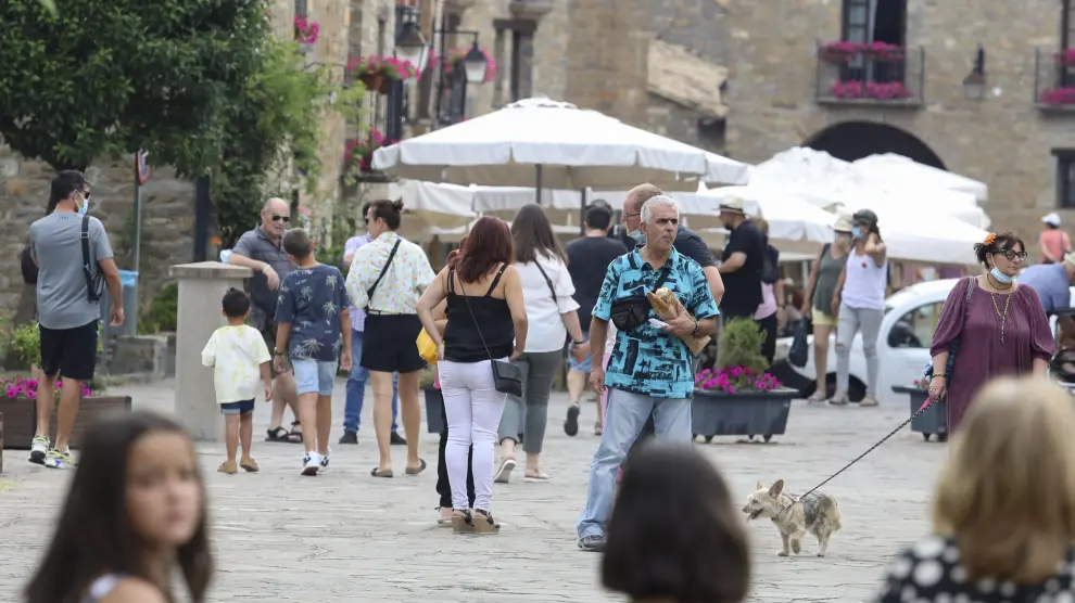 Turistas en la plaza Mayor de Aínsa este sábado.