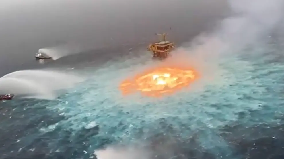Una fuga con fuego en un gasoducto submarino del sureste de México.