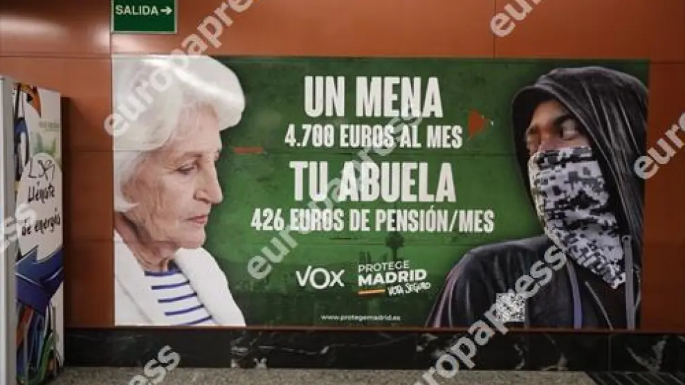 Cartel electoral de Vox en la estación de cercanías de Sol, a 21 de abril de 2021, en Madrid (España).
