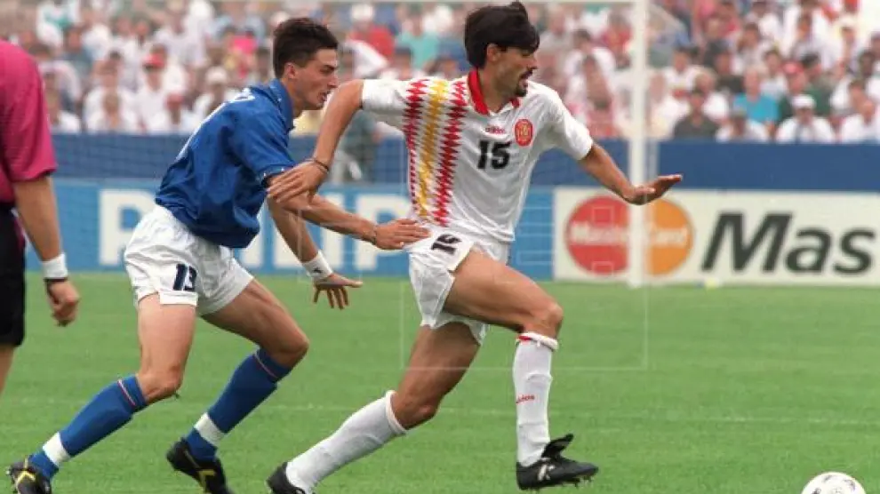 El jugador de la selección española Caminero (d) intenta escaparse seguido del italiano Dino Baggio durante el partido de cuartos de final en el Mundial de Estados Unidos de 1994.