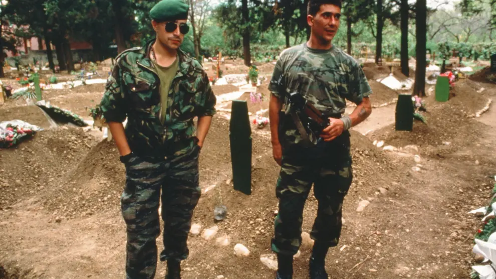 Mercenarios españoles en Mostar delante de un cementerio improvisado, setiembre de 1992
