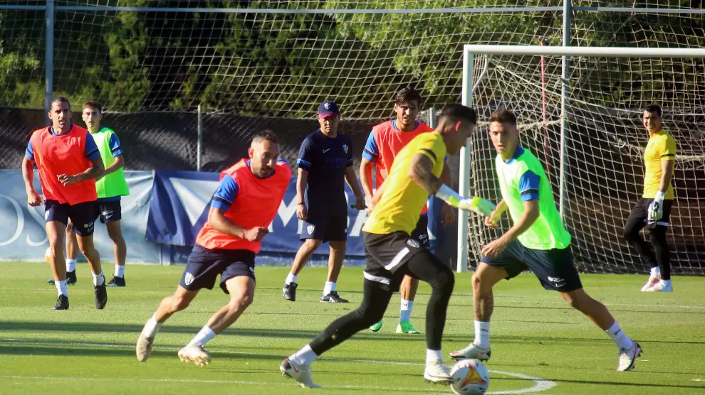 Ambriz observa a los jugadores durante su primer entrenamiento con la SD Huesca.
