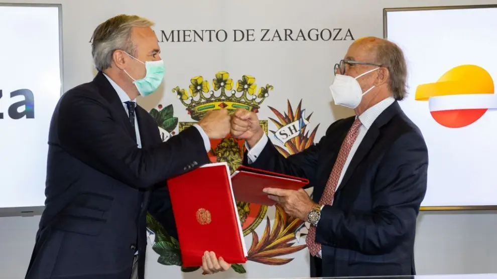 El alcalde, Jorge Azcón, y el presidente de la Fundación Repsol, Antonio Brufau, en la firma del acuerdo.