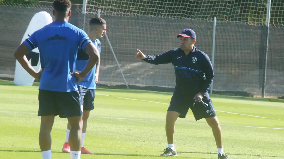Ambriz se dirige a Joaquín Muñoz y Carlos Kevin durante el entrenamiento de este viernes.
