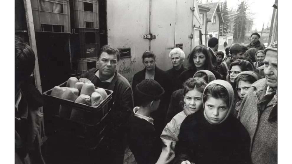 Cola para adquirir pan durante el cerco de Sarajevo