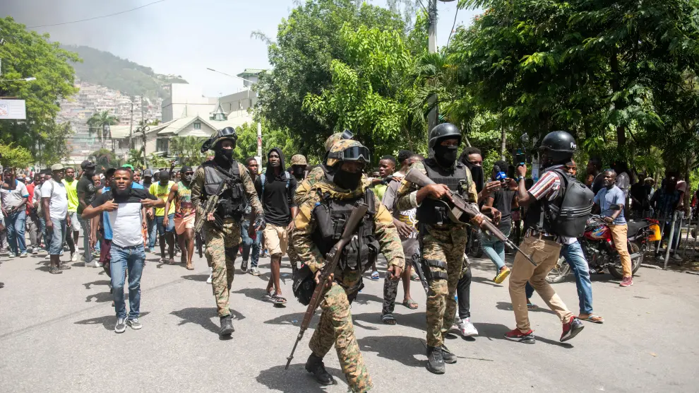 Un grupo de haitianos capturó a dos extranjeros por el crimen