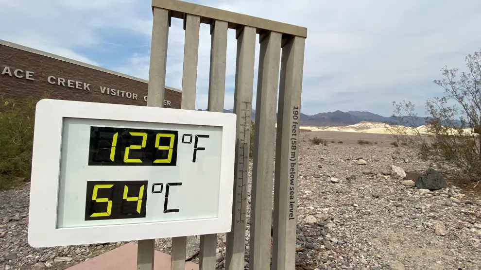 Un termómetro en el Centro de Visitantes del Parque Nacional del Valle de la Muerte, en California, marca 54 grados