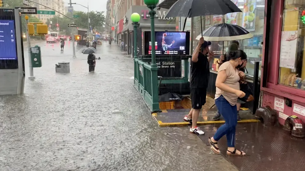 Una calle de Nueva York, inundada por las fuertes lluvias de este jueves.
