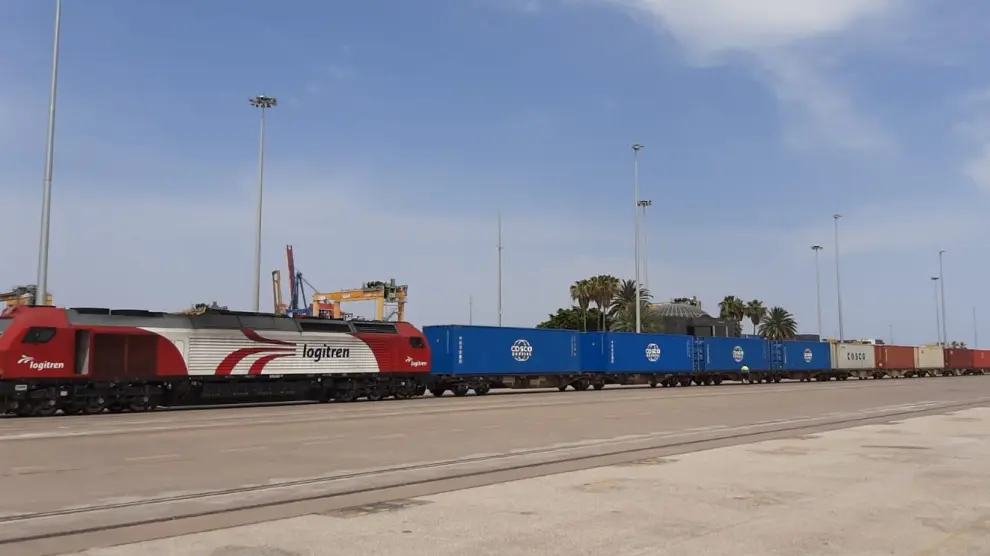 Un tren de Cosco Shipping Ports, llega al puerto de Valencia procedente de Zaragoza y Teruel.