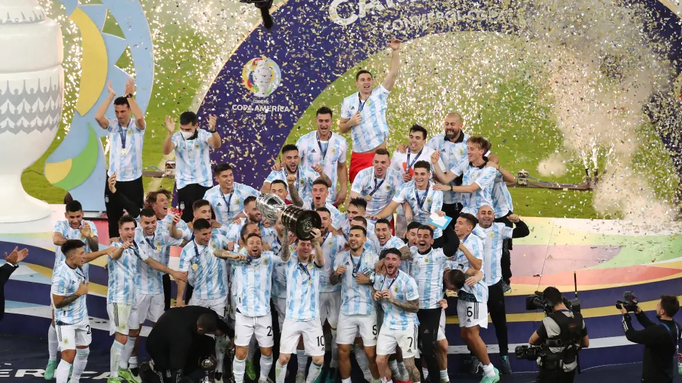 Los argentinos alzan la copa en Maracaná.