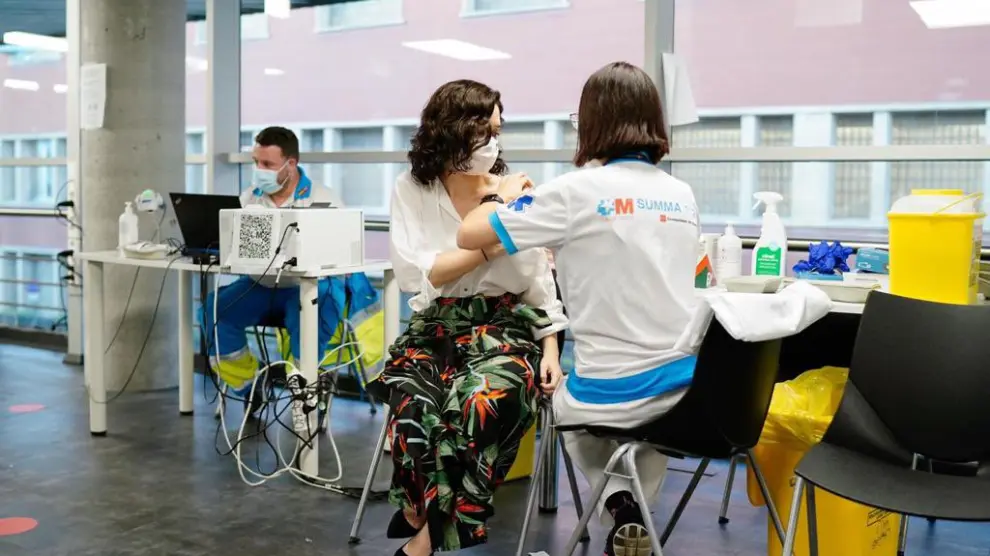 Isabel Díaz Ayuso se vacuna contra la covid-19 en el WiZink Center de Madrid.