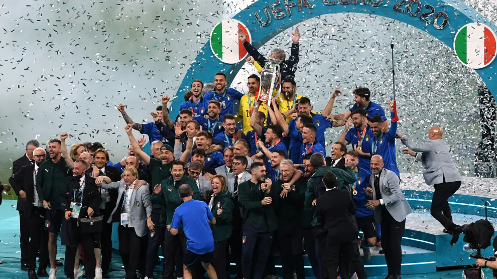 Los campeones de la Eurocopa celebrando el triunfo en Wembley