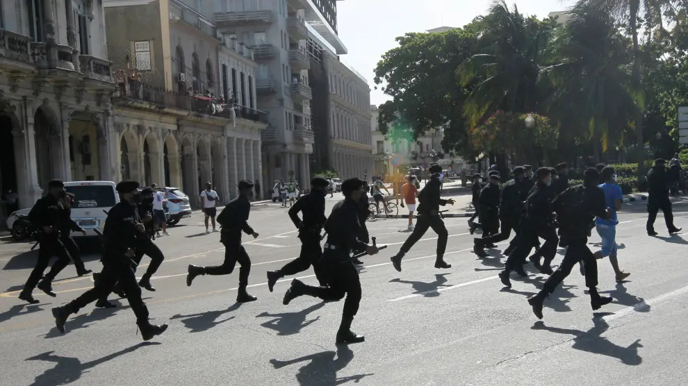 People shout slogans against the government during a protest against and in support of the government, amidst the coronavirus disease (COVID-19) outbreak, in Havana, Cuba July 11, 2021. REUTERS/Alexandre Meneghini[[[REUTERS VOCENTO]]] CUBA-PROTEST/