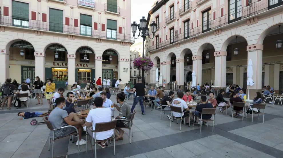 Una terraza ayer por la tarde en la céntrica plaza de López Allué de Huesca.