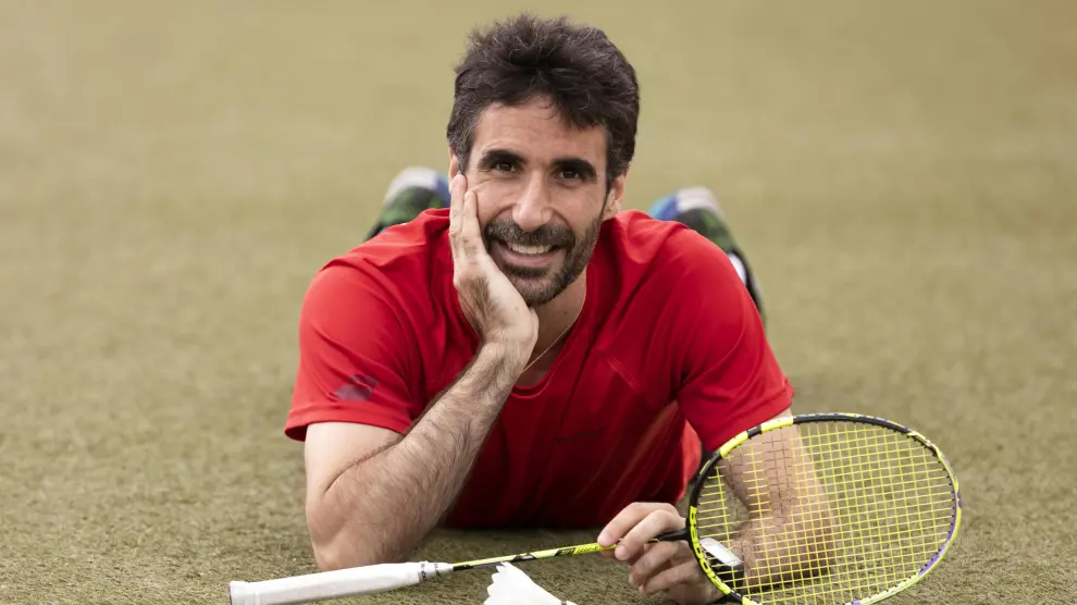 Pablo Abián, sonriente con su inseparable raqueta de bádminton en Madrid, donde entrena desde hace 18 años.
