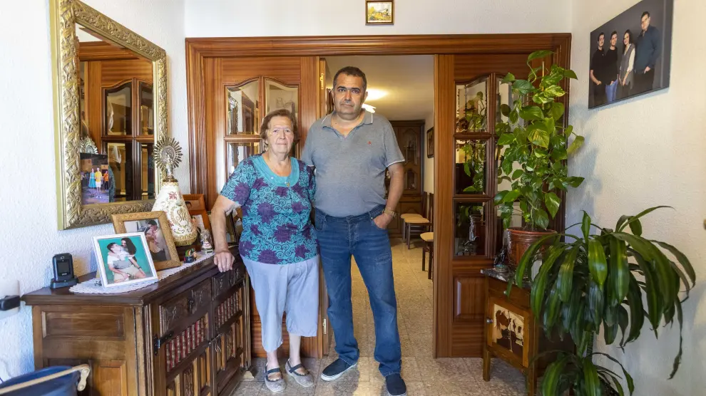 Ángeles Sebastián vive desde hace 53 años en una casa cueva de Juslibol. En la imagen, con su hijo Pablo Sanz.