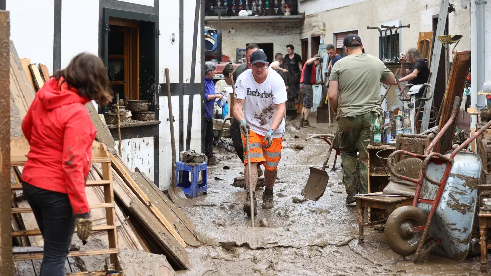A member of the Bundeswehr forces helps to remove the rubble following heavy rainfalls in Schuld, Germany, July 17, 2021. REUTERS/Wolfgang Rattay[[[REUTERS VOCENTO]]] EUROPE-WEATHER/GERMANY