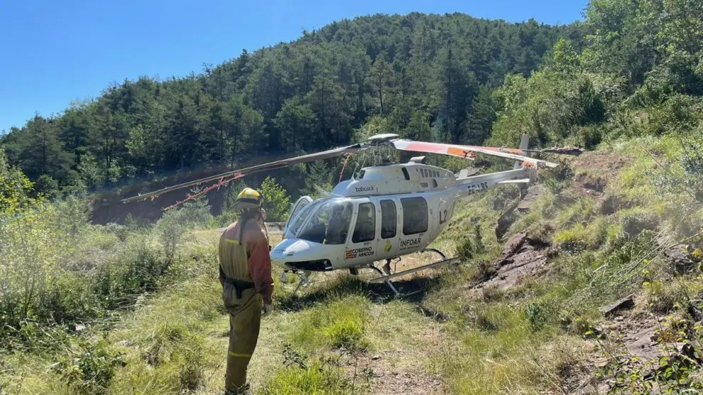 El helicóptero de extinción de incendios tras el accidente en Boltaña.