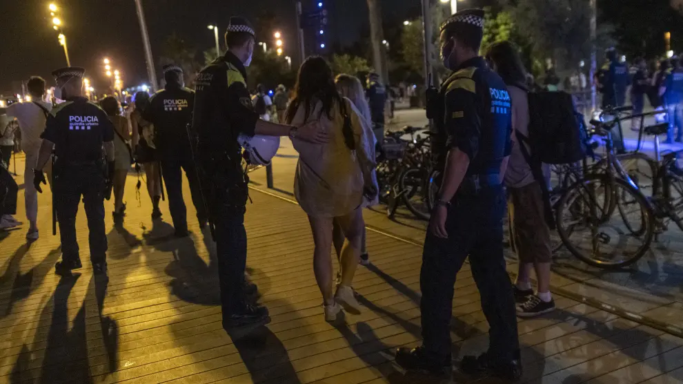 Varios agentes informan en Barcelona de que quedan pocos minutos para el inicio del toque de queda.