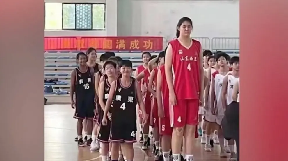 Zhang Ziyu, de 14 años, mide 2,26 metros.