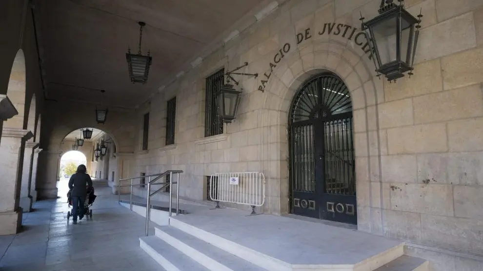 Acceso principal al Palacio de Justicia de Teruel, donde se encuentran las oficinas del Registro Civil.