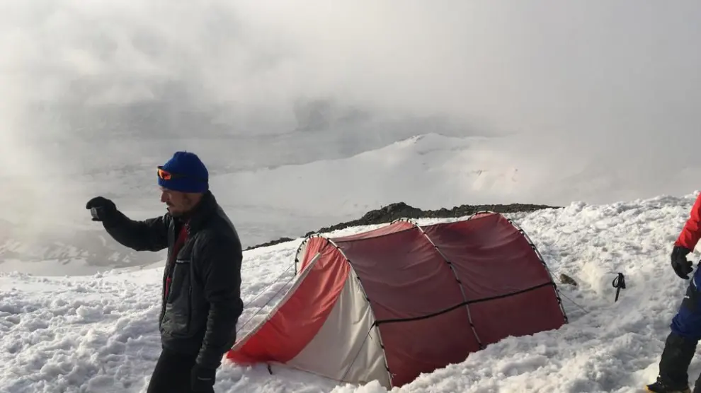 El montañero aragonés Carlos Pauner ha dormido en un pico a 5.100 para aclimatarse antes del ascenso.