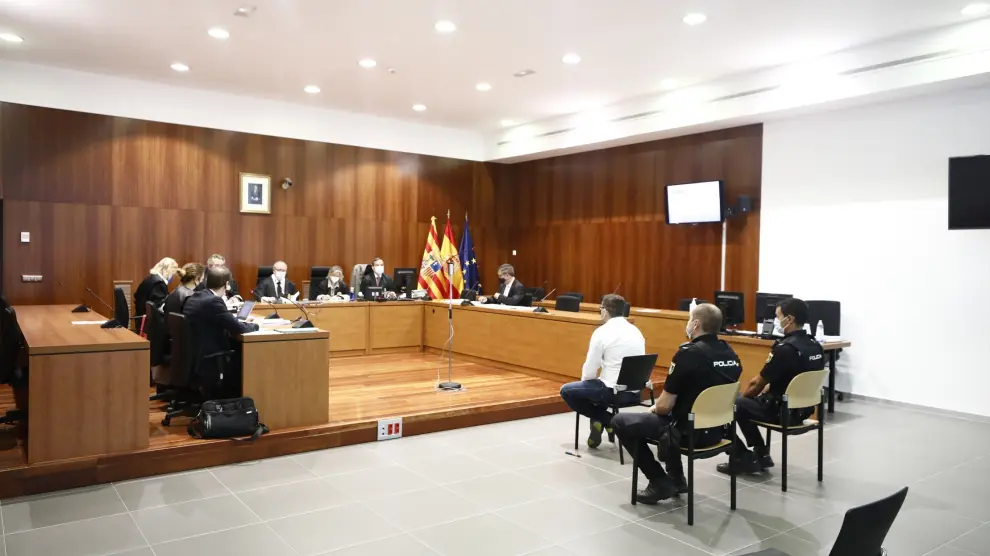 El acusado durante la primera sesión del juicio celebrada este lunes en la Audiencia de Zaragoza.