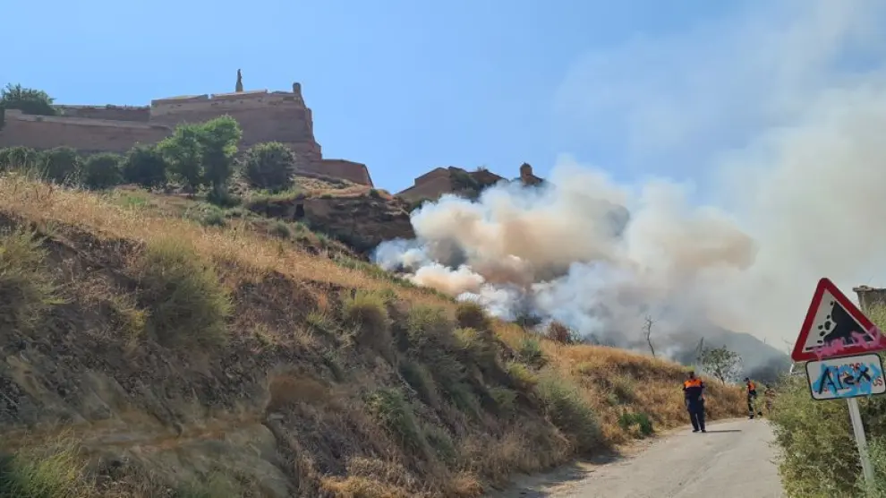 Incendio junto al castillo de Monzón