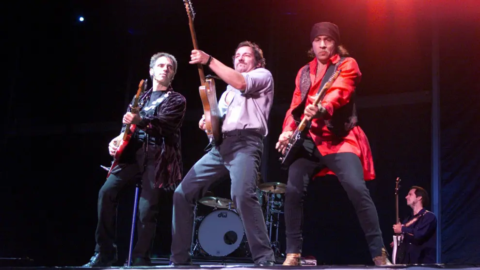 Bruce Springsteen, flanqueado por Nils Lofgren y Steve Van Zandt en La Romareda.