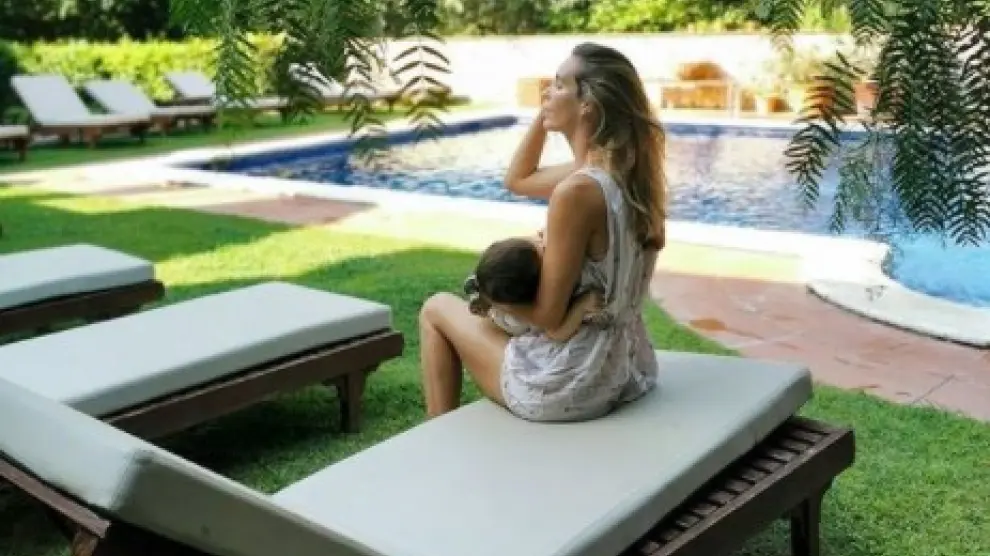 Ona Carbonell con su hijo en brazos en una foto de su cuenta de Instagram