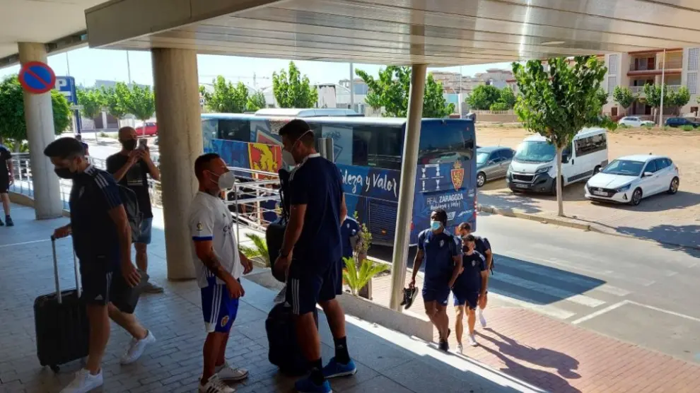 Los jugadores del Real Zaragoza, a las 17.45, a su llegada al Hotel Thalasia Costa de Murcia de San Pedro de Pinatar, este jueves.