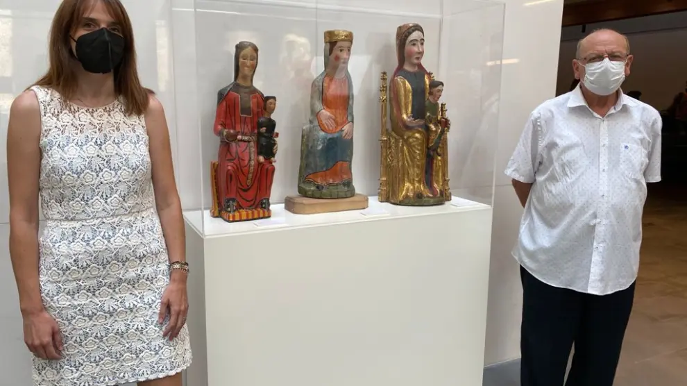 María Puértolas y Ángel Noguero junto a tres vírgenes románicas que ya se pueden ver desde el martes en el Museo Diocesano