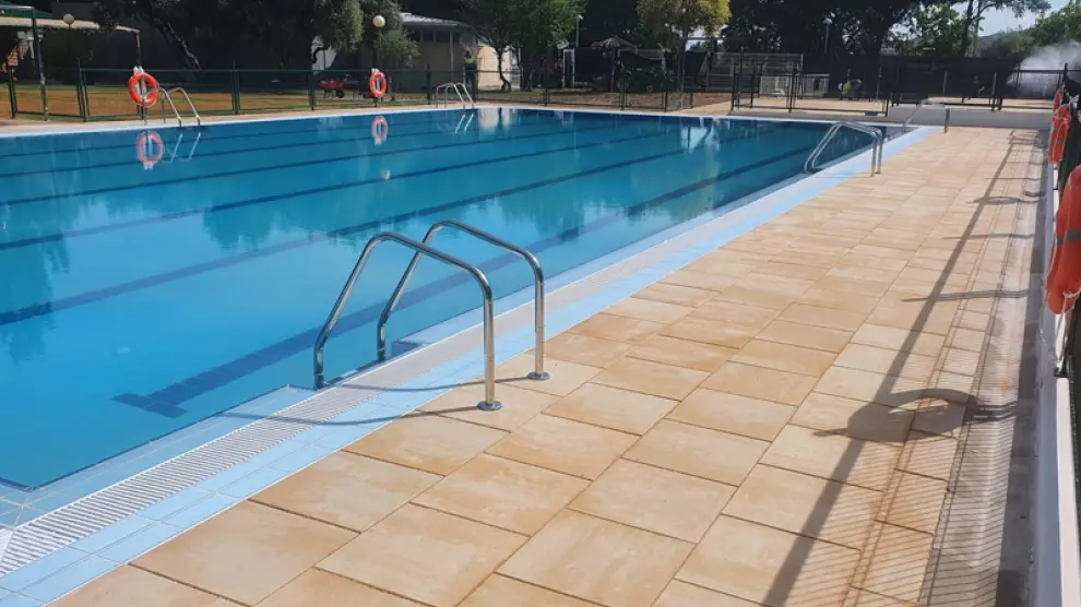 La nueva piscina renovada de Cadrete.