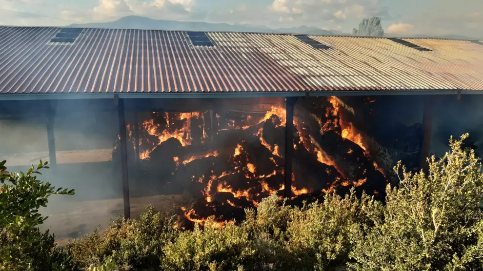 Incendio del almacén de hierba en Ulle, cerca de Jaca.