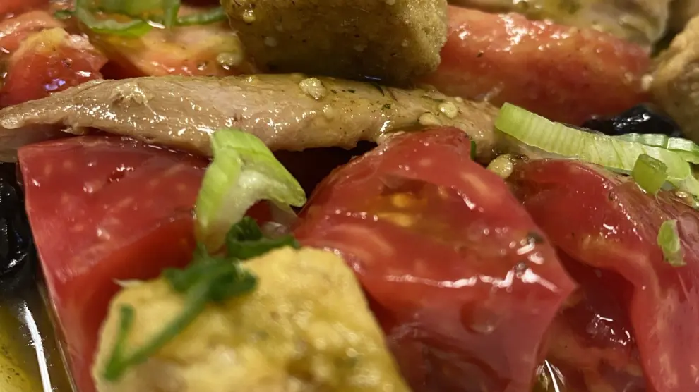 Ensalada de tomate rosa de Barbastro con pesto de avellanas, ventresca y tofu.