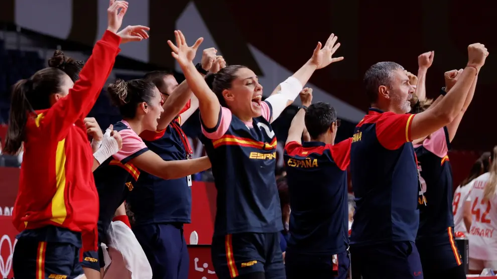Las jugadoras españolas celebran un gol en el banquillo