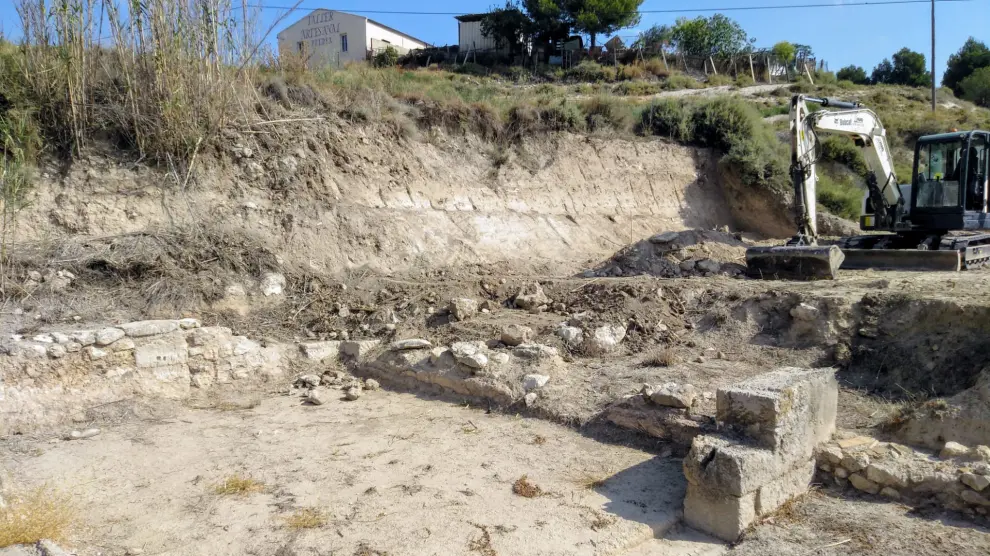 Trabajos de limpieza previos a la excavación arqueológica que se inicia hoy en el yacimiento de Bursau, Borja.