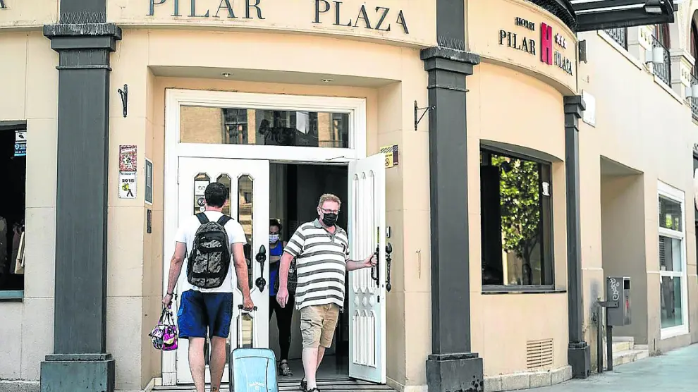 Turistas salen de un hotel del centro de Zaragoza.