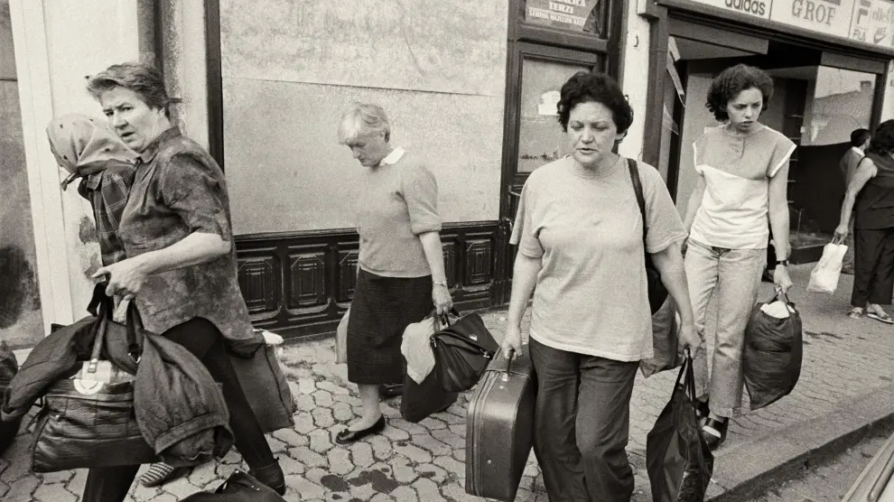 Mujeres serbias abandonan sus hogares y se dirigen al exilio en junio de 1999 un día antes de que la guerrilla albanokosovar ocupe la ciudad de Prizren