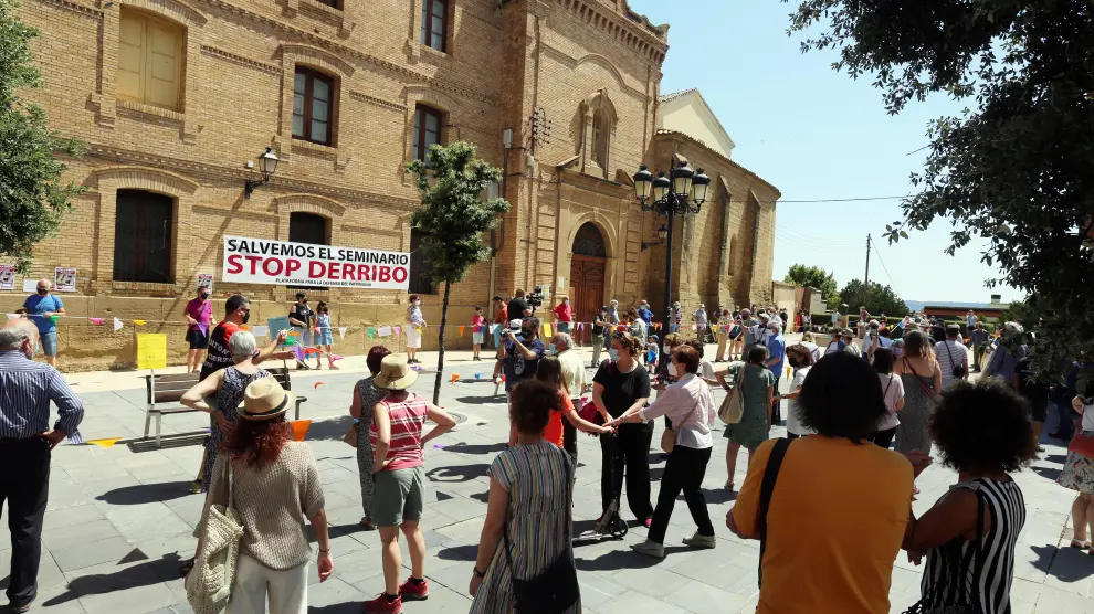 Imagen del 'abrazo' simbólico que celebró la Plataforma en Defensa del Patrimonio para frenar los derribos del Seminario de Huesca.