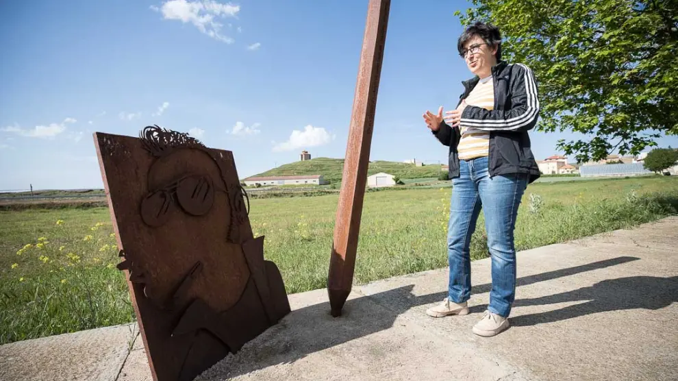 Carmen Escriche junto a la escultura homenaje a Javi Rillo.